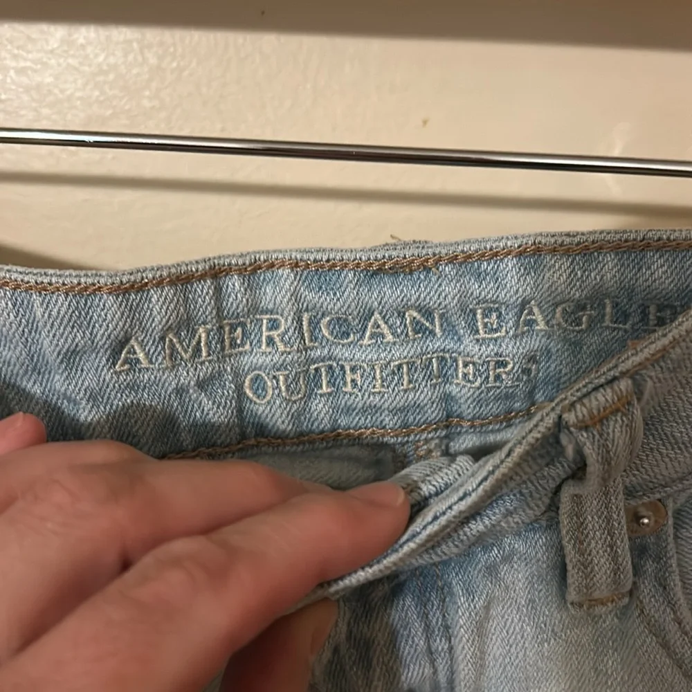 American Eagle Outfitters button fly tomgirl distressed jeans short size 4